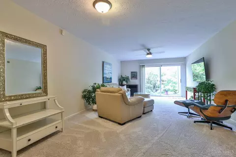 Living - 725 Castlegate Ln #102, Cincinnati, OH 45231 photo 1 of 2