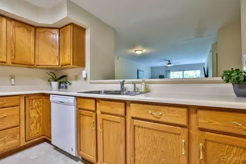 Kitchen - 725 Castlegate Ln #102, Cincinnati, OH 45231 photo 2 of 3