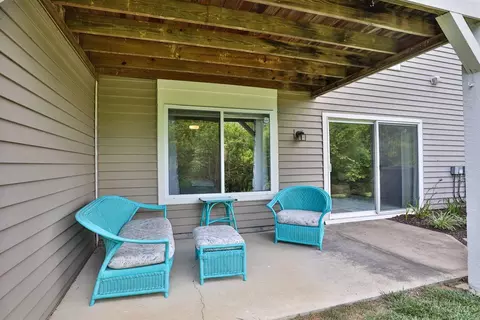 Exterior - 725 Castlegate Ln #102, Cincinnati, OH 45231 photo 3 of 6