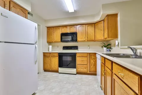Kitchen - 725 Castlegate Ln #102, Cincinnati, OH 45231 photo 1 of 3