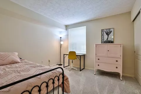 Bedroom - 725 Castlegate Ln #102, Cincinnati, OH 45231 photo 3 of 4