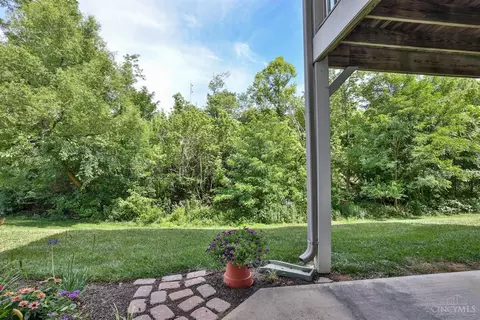 Exterior - 725 Castlegate Ln #102, Cincinnati, OH 45231 photo 5 of 6