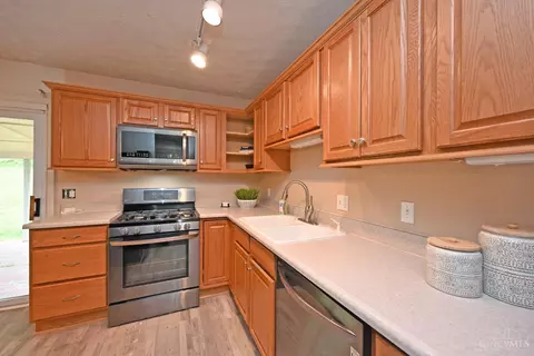 Kitchen - 5145 Rapid Run Rd, Cincinnati, OH 45238 photo 3 of 4
