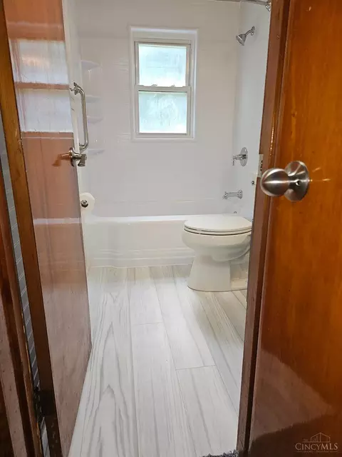 Bath - 523 Aldor Ln, Cincinnati, OH 45255 photo 1 of 2