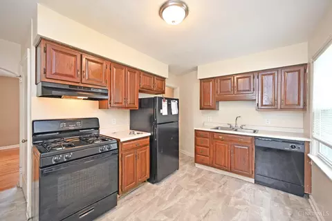 Kitchen - 1878 Ashbrook Dr, Cincinnati, OH 45238 photo 2 of 4