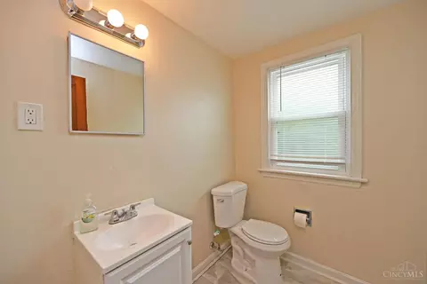 Bath - 1878 Ashbrook Dr, Cincinnati, OH 45238 photo 2 of 2