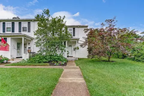 11 Dewitt St, Greenhills, OH 45218