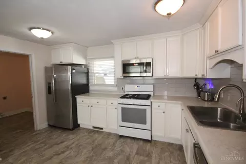 Kitchen - 1609 Cloverfield Ave, Kettering, OH 45429 photo 3 of 4