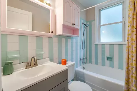 Bath - 4723 Loretta Ave, Cincinnati, OH 45238 photo 2 of 4