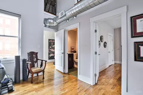 Entry Way - 219 Wade St, Cincinnati, OH 45202 photo 4 of 10