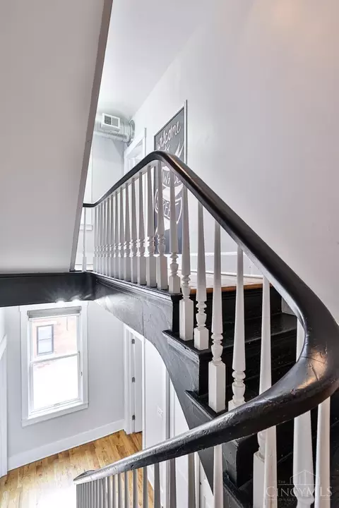 Entry Way - 219 Wade St, Cincinnati, OH 45202 photo 7 of 10
