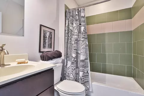 Bath - 219 Wade St, Cincinnati, OH 45202 photo 5 of 6