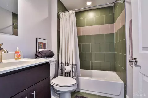 Bath - 219 Wade St, Cincinnati, OH 45202 photo 4 of 6