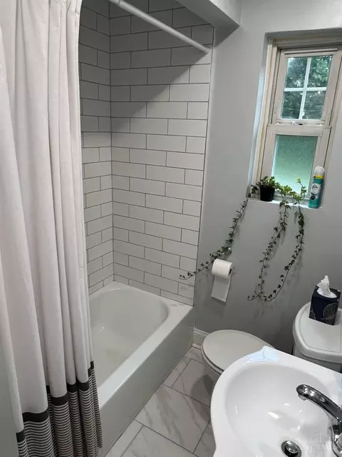 Bath - 3224 Buell St, Cincinnati, OH 45211 photo 1 of 5