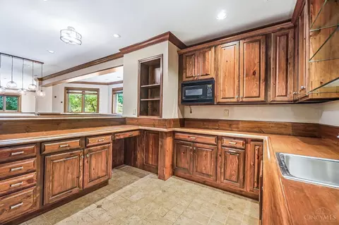 Kitchen - 357 Summer View Dr, Cincinnati, OH 45255 photo 6 of 6