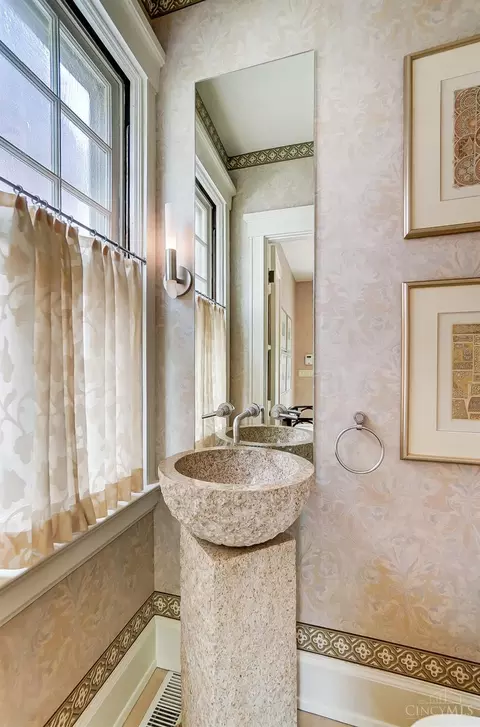 Bath - 2516 Ritchie Ave, Cincinnati, OH 45208 photo 2 of 10