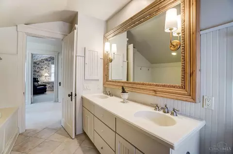 Bath - 2516 Ritchie Ave, Cincinnati, OH 45208 photo 7 of 10