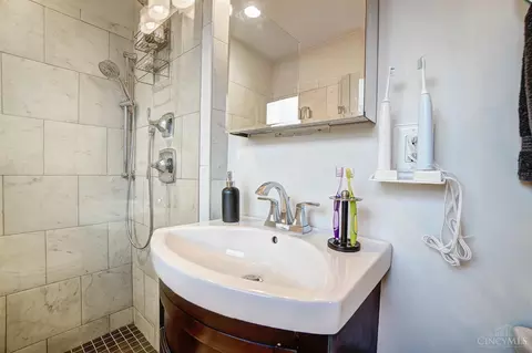 Bath - 4855 Beechwood Rd, Cincinnati, OH 45244 photo 2 of 12
