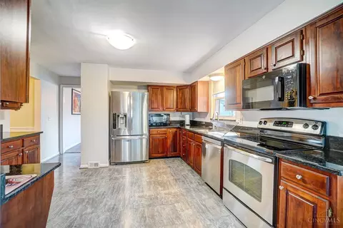 Kitchen - 4855 Beechwood Rd, Cincinnati, OH 45244 photo 2 of 7