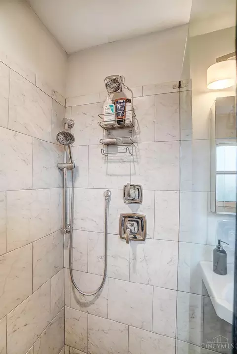 Bath - 4855 Beechwood Rd, Cincinnati, OH 45244 photo 5 of 12