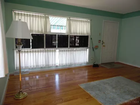 Living - 1124 Madeleine Cir, Cincinnati, OH 45231 photo 3 of 6