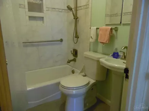 Bath - 1124 Madeleine Cir, Cincinnati, OH 45231 photo 2 of 2