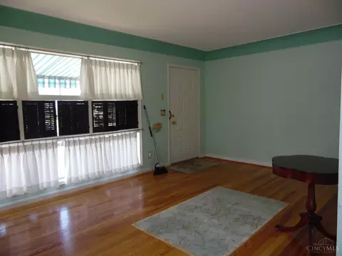 Living - 1124 Madeleine Cir, Cincinnati, OH 45231 photo 2 of 6