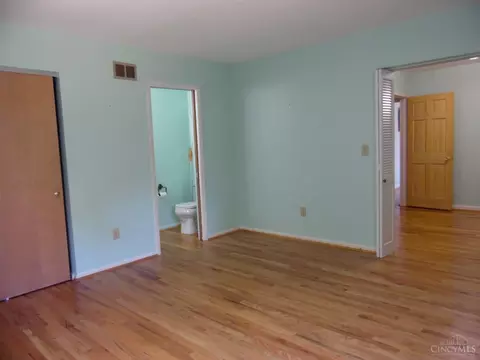 Bedroom - 1124 Madeleine Cir, Cincinnati, OH 45231 photo 3 of 4