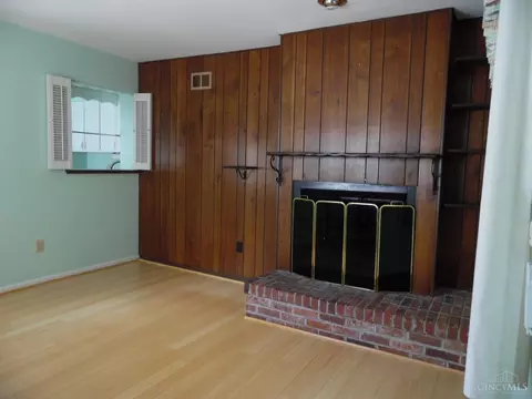 Living - 1124 Madeleine Cir, Cincinnati, OH 45231 photo 5 of 6