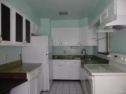 Kitchen - 1124 Madeleine Cir, Cincinnati, OH 45231 photo 3 of 4