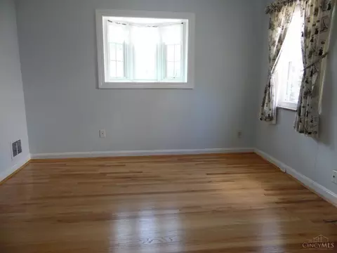 Bedroom - 1124 Madeleine Cir, Cincinnati, OH 45231 photo 2 of 4