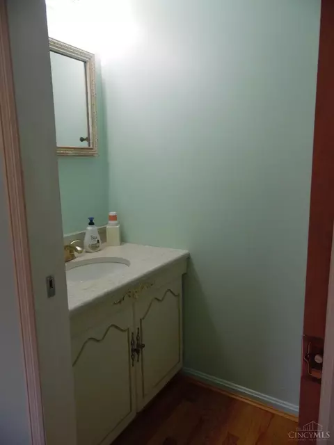 Bath - 1124 Madeleine Cir, Cincinnati, OH 45231 photo 1 of 2