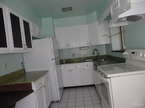 Kitchen - 1124 Madeleine Cir, Cincinnati, OH 45231 photo 2 of 4