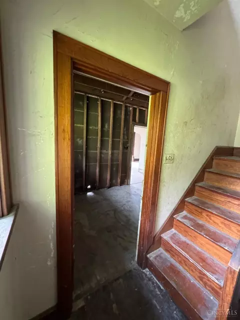 Entry Way - 720 Chalfonte Pl, Cincinnati, OH 45229 photo 1 of 6