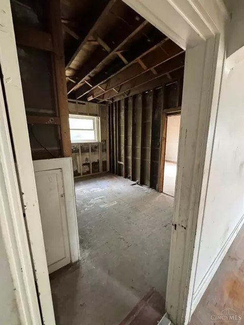 Entry Way - 720 Chalfonte Pl, Cincinnati, OH 45229 photo 5 of 6