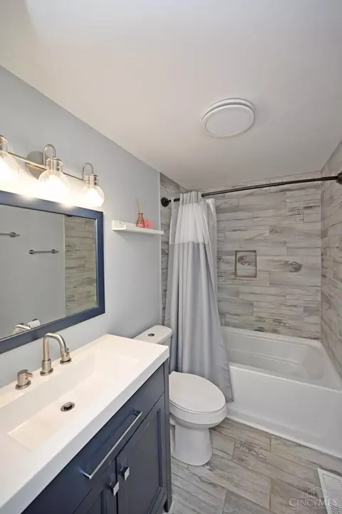 Bath - 4210 Dixie Dr, Cincinnati, OH 45245 photo 1 of 2