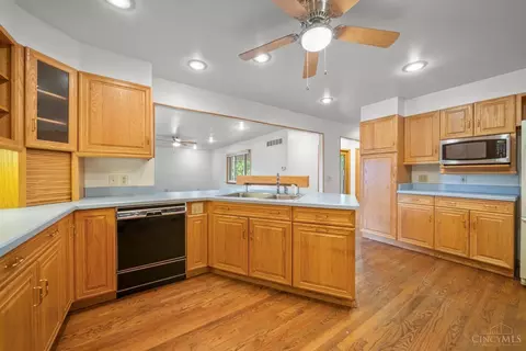 Kitchen - 8921 Cavalier Dr, Cincinnati, OH 45231 photo 3 of 5