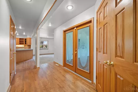 Entry Way - 8921 Cavalier Dr, Cincinnati, OH 45231 photo 1 of 1