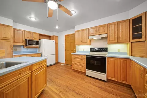 Kitchen - 8921 Cavalier Dr, Cincinnati, OH 45231 photo 4 of 5