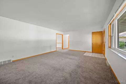 Living - 8921 Cavalier Dr, Cincinnati, OH 45231 photo 4 of 8