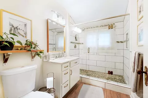 Bath - 3752 Drake Ave, Cincinnati, OH 45209 photo 4 of 6
