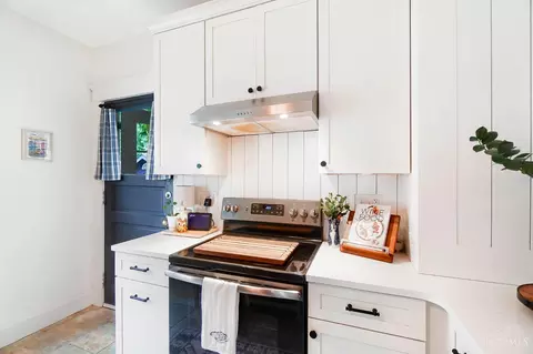 Kitchen - 3752 Drake Ave, Cincinnati, OH 45209 photo 6 of 9