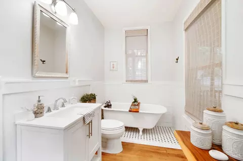 Bath - 3752 Drake Ave, Cincinnati, OH 45209 photo 1 of 6