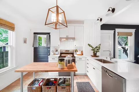 Kitchen - 3752 Drake Ave, Cincinnati, OH 45209 photo 7 of 9