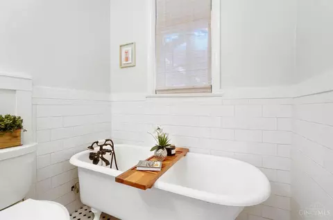 Bath - 3752 Drake Ave, Cincinnati, OH 45209 photo 3 of 6