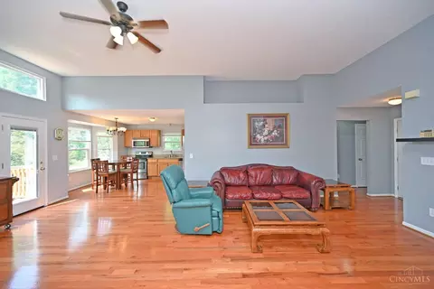 881 Weeping Willow Ln, Hamilton Township, OH 45039 photo 3