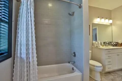 Bath - 2907 Riverside Dr, Cincinnati, OH 45226 photo 5 of 7