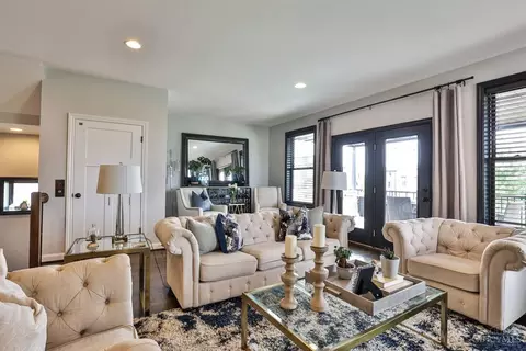 Living - 2907 Riverside Dr, Cincinnati, OH 45226 photo 3 of 11