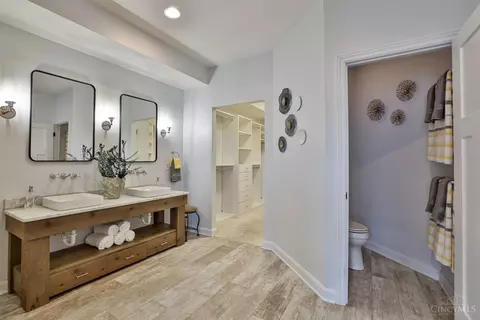 Bath - 2907 Riverside Dr, Cincinnati, OH 45226 photo 7 of 7