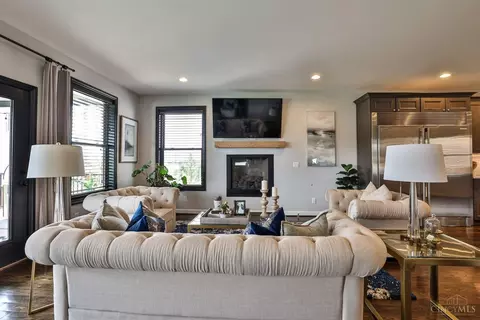 Living - 2907 Riverside Dr, Cincinnati, OH 45226 photo 8 of 11